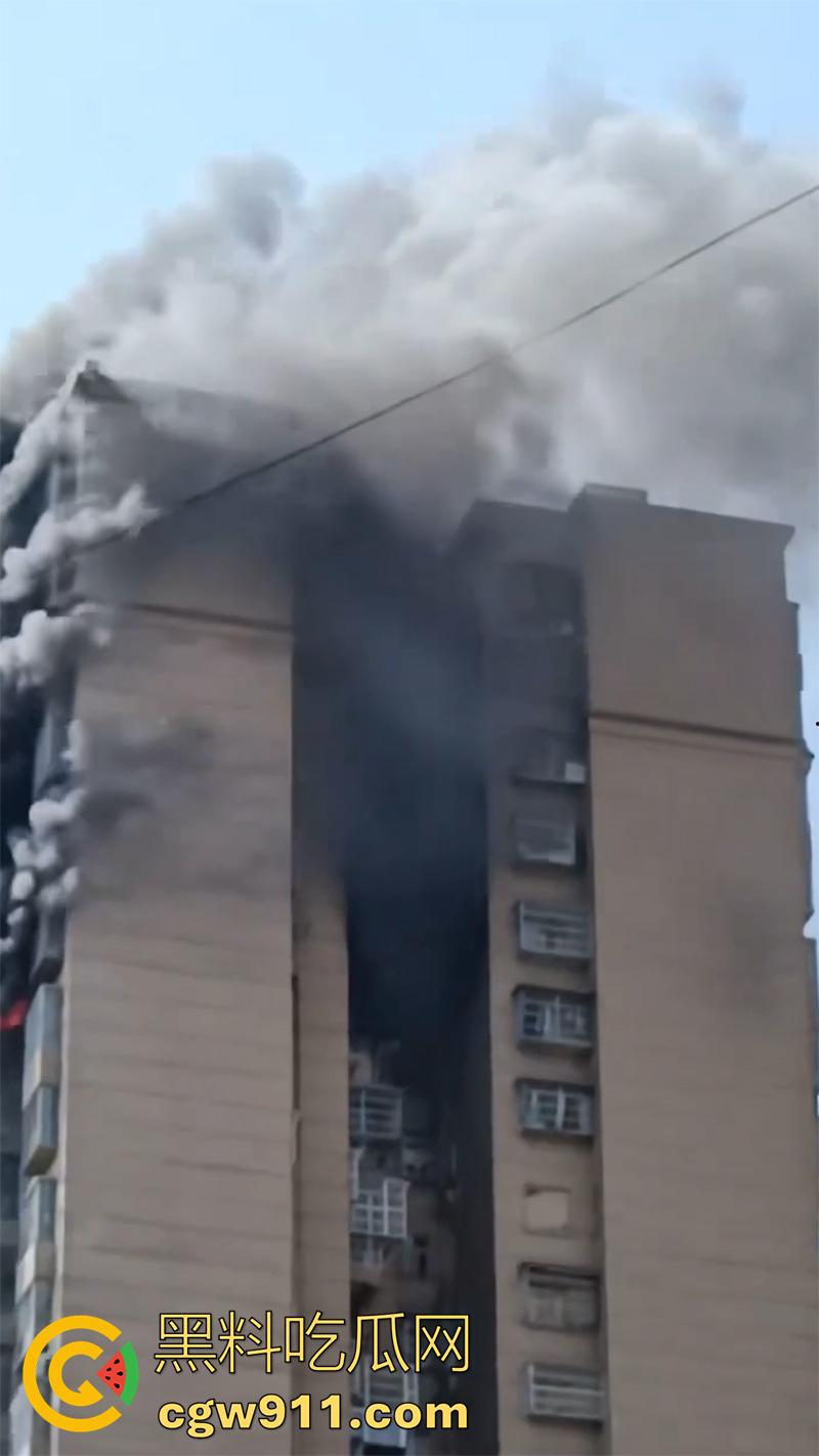 贵州铜仁松桃县特大火情，外滩小区三号楼烈火喷出，网传因家电起火导致，现场浓烟滚滚太可怕了！-4