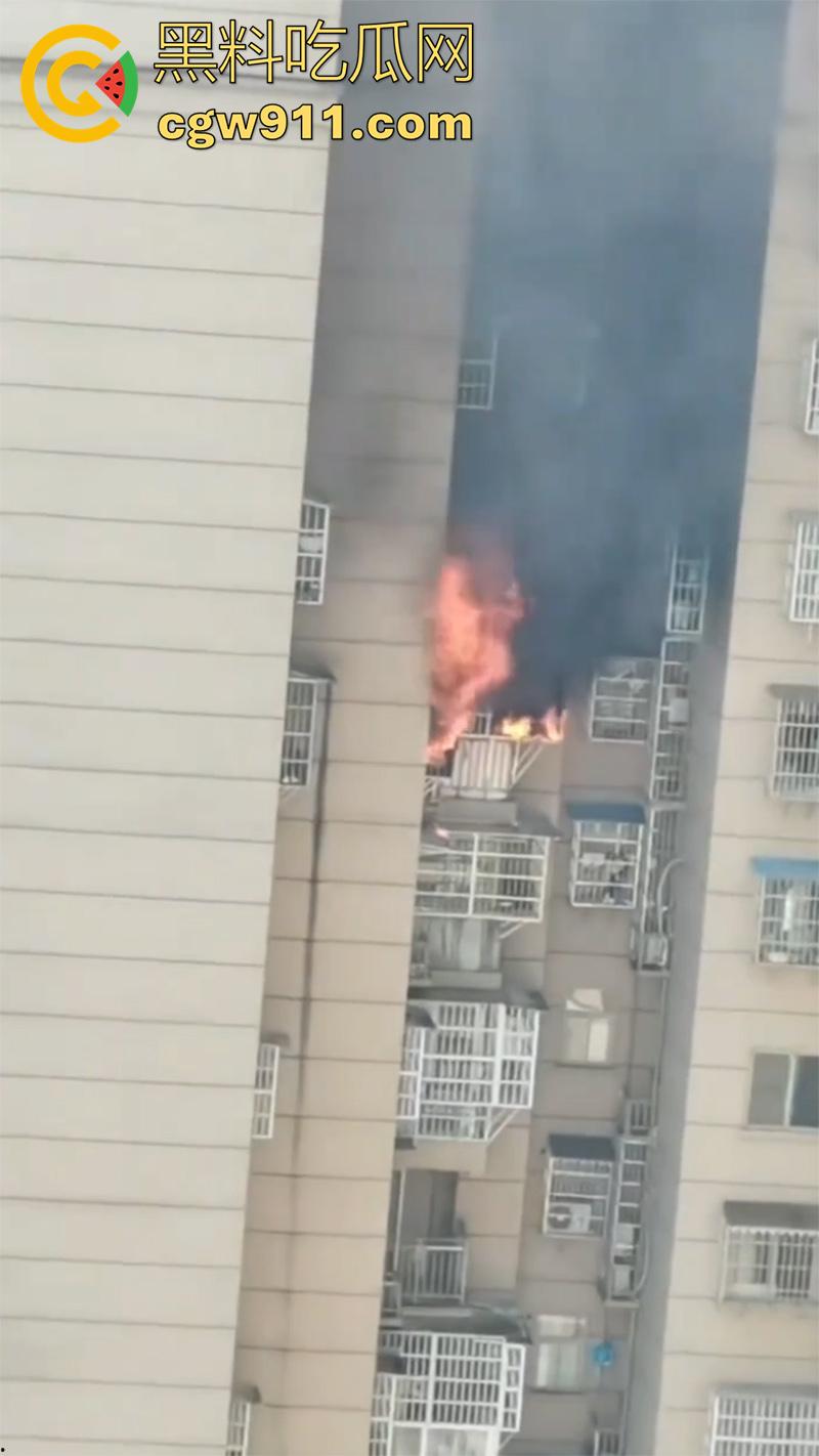 贵州铜仁松桃县特大火情，外滩小区三号楼烈火喷出，网传因家电起火导致，现场浓烟滚滚太可怕了！-5