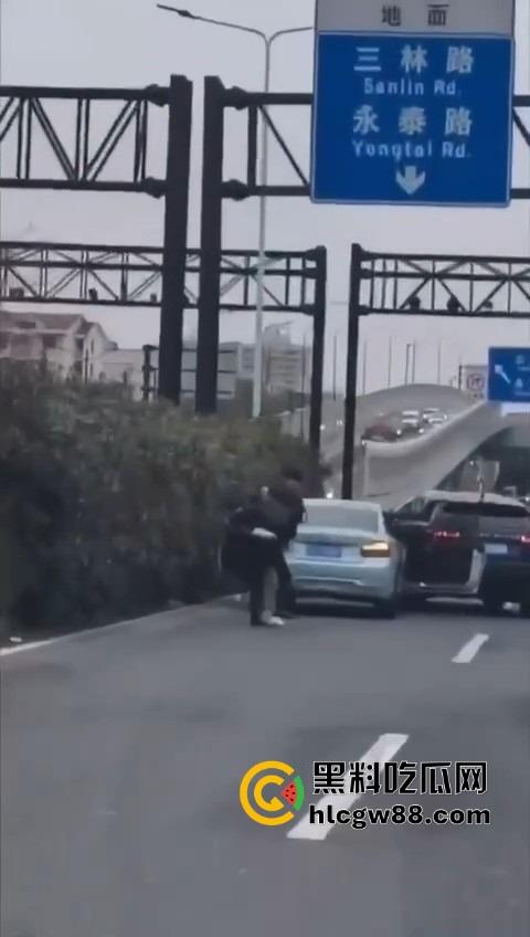 上海逆天伦理大戏，儿子路虎别车美式截停母亲宝马，逮住姘头就是一顿爆锤，现场爆踩老头直接被抬走！-8