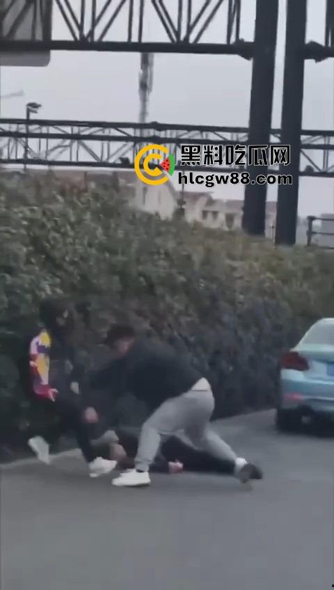 上海逆天伦理大戏，儿子路虎别车美式截停母亲宝马，逮住姘头就是一顿爆锤，现场爆踩老头直接被抬走！-11