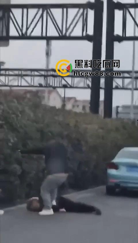 上海逆天伦理大戏，儿子路虎别车美式截停母亲宝马，逮住姘头就是一顿爆锤，现场爆踩老头直接被抬走！-12