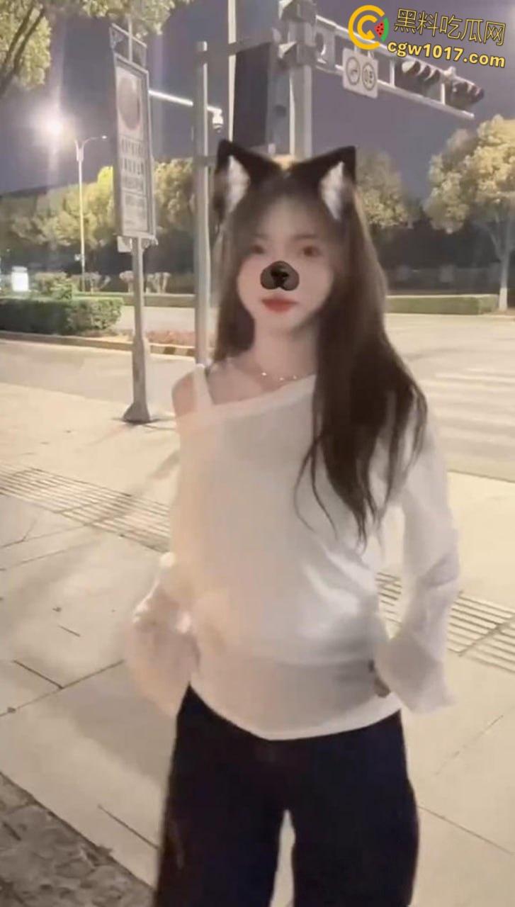 天津精神小妹【李美娜】被金主调教,表面看起来像个邻家小妹妹,私底下狗链牵引口交深喉,反差母狗骚气爆棚!-1