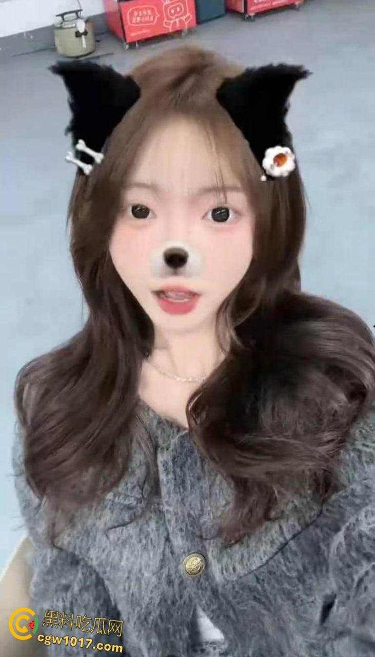 天津精神小妹【李美娜】被金主调教,表面看起来像个邻家小妹妹,私底下狗链牵引口交深喉,反差母狗骚气爆棚!-2