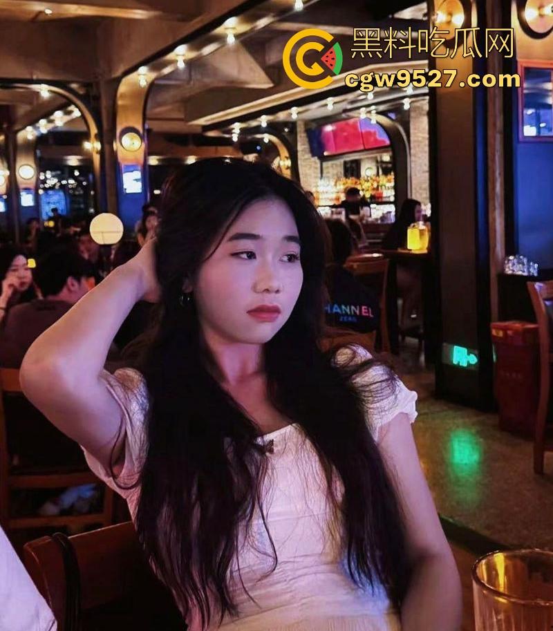 广西科技大学【杨惠麟】跟男友裸聊自慰视频流出,大胆展示极品大奶,揉胸挑逗,画面极其诱人!-3