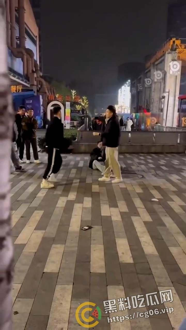 成都男同混战！原配0捉奸1和小三0  打架场面犹如妇女撕逼 这就是gay们的战斗力吗-6