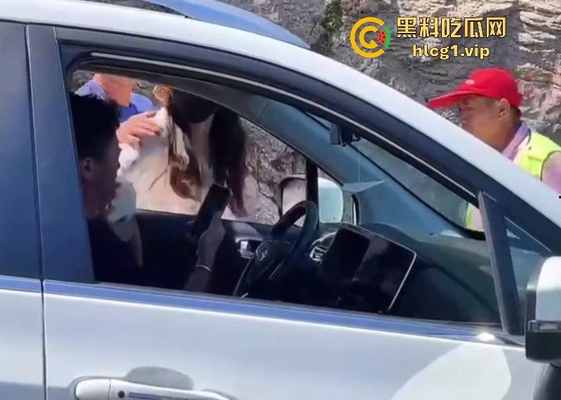 “逆行怎么了？打你怎么了？”小仙女逆行插队还打人！-7