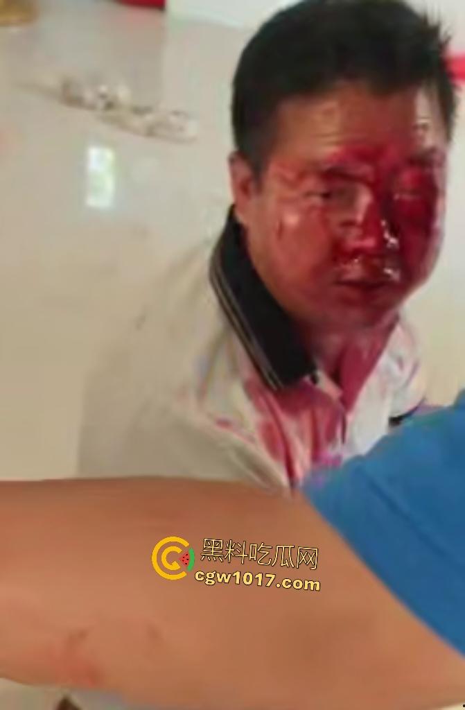 游戏团战关键时刻被老爸关电脑，网瘾儿子阿强直接打亲爸头破血流，老爸跪地求饶“我错了”，老妈哭求和解！-5