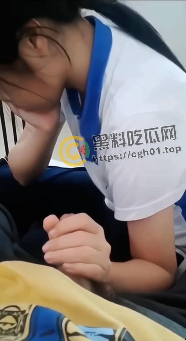 网盘重磅流出!高中萌妹的初体验 校服这不比丝袜还加攻速-6