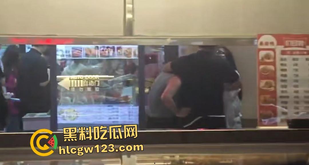 35岁渣男吃货店被A8富婆老婆抓奸!白裙怒撕灰裙小三,小伙子给你机会不中用呀!-1