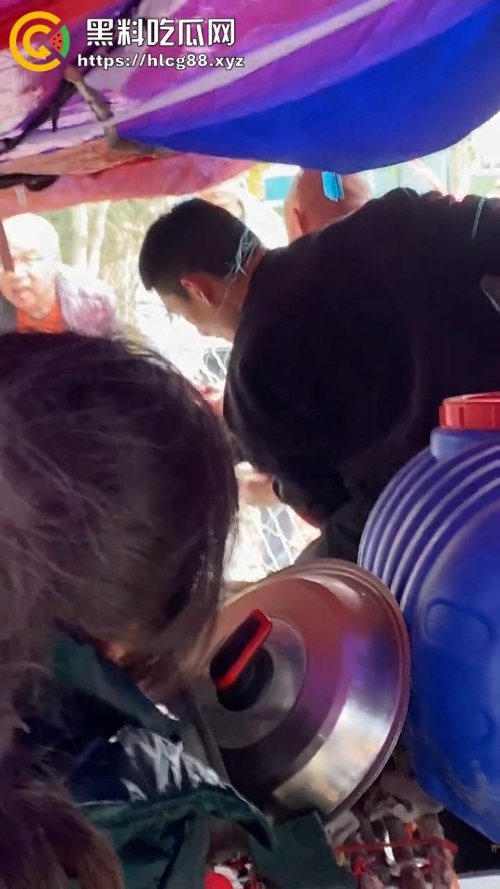 南阳镇平庙会惊现夺命飞椅,游乐设施突然倒塌 一人当场没了 两人重伤 飞椅变升天套餐了?-2