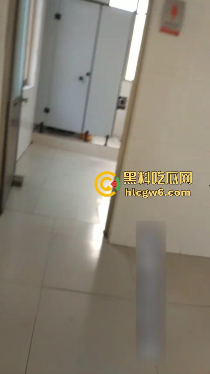 绝世老六骚出天际,躲厕所偷拍少妇方便还嘴贱嘲讽,你的逼黑得像烧焦的锅底,走夜路都能当手电筒了!-1