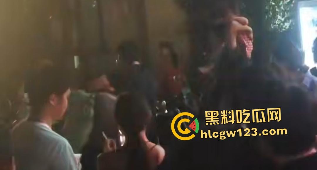 35岁渣男吃货店被A8富婆老婆抓奸!白裙怒撕灰裙小三,小伙子给你机会不中用呀!-6