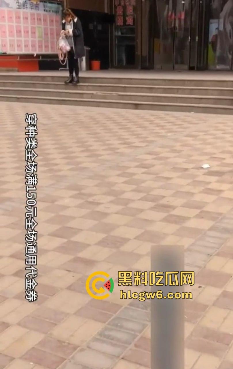 绝世老六骚出天际,躲厕所偷拍少妇方便还嘴贱嘲讽,你的逼黑得像烧焦的锅底,走夜路都能当手电筒了!-2