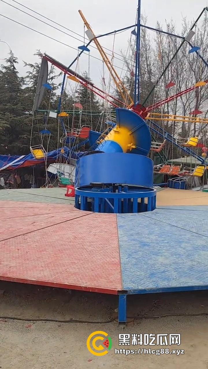 南阳镇平庙会惊现夺命飞椅,游乐设施突然倒塌 一人当场没了 两人重伤 飞椅变升天套餐了?-7