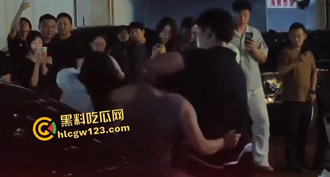 35岁渣男吃货店被A8富婆老婆抓奸!白裙怒撕灰裙小三,小伙子给你机会不中用呀!-8