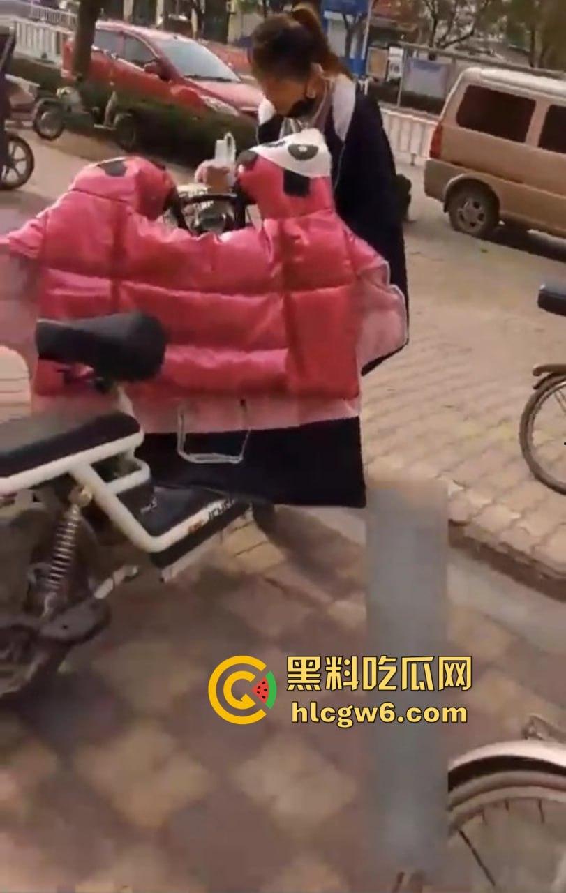 绝世老六骚出天际,躲厕所偷拍少妇方便还嘴贱嘲讽,你的逼黑得像烧焦的锅底,走夜路都能当手电筒了!-5