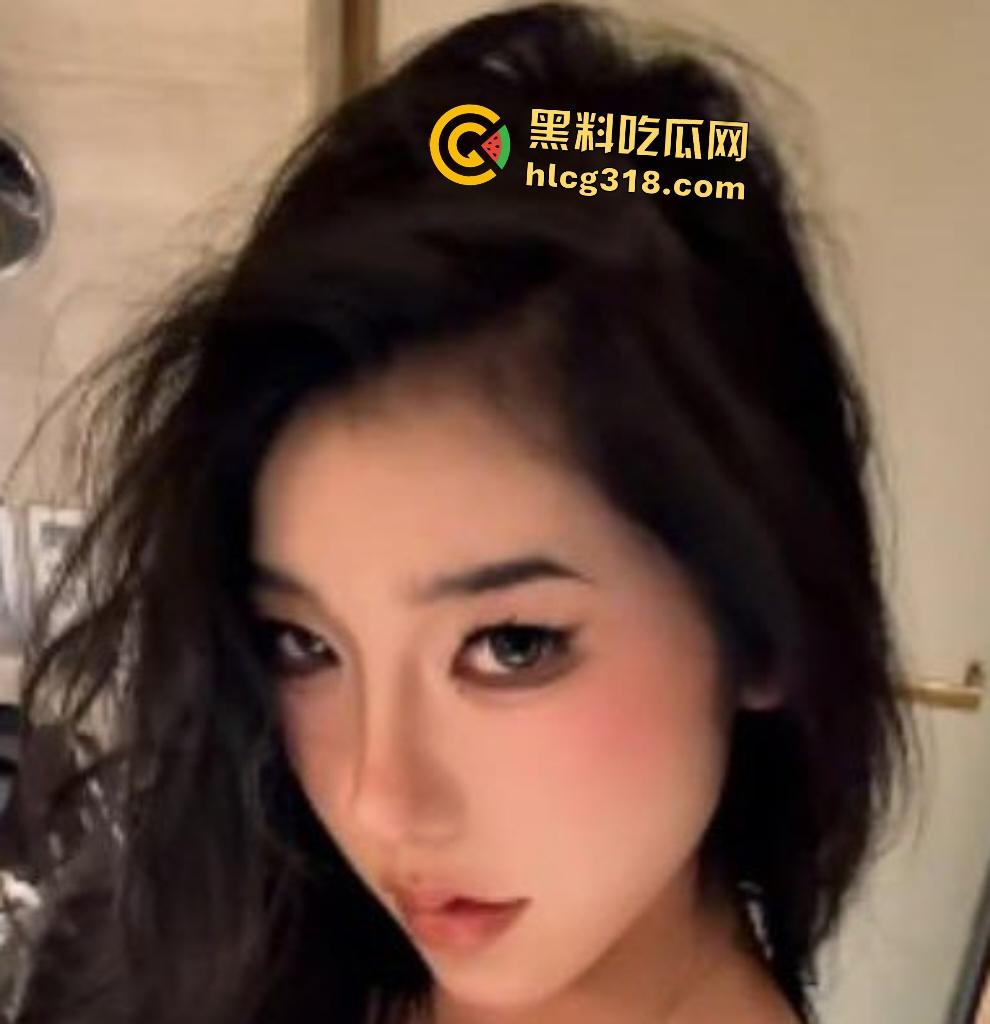 浙大【周志英】大三清纯学霸私下跪式口交,后入屁股大正面奶子大,丝毫不输当年张柏芝!-1