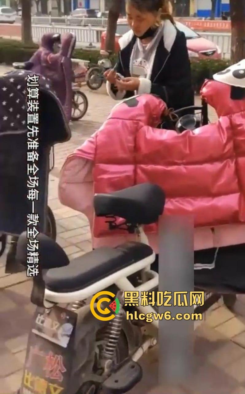 绝世老六骚出天际,躲厕所偷拍少妇方便还嘴贱嘲讽,你的逼黑得像烧焦的锅底,走夜路都能当手电筒了!-6