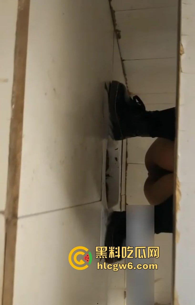 绝世老六骚出天际,躲厕所偷拍少妇方便还嘴贱嘲讽,你的逼黑得像烧焦的锅底,走夜路都能当手电筒了!-8