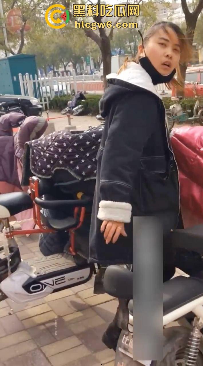 绝世老六骚出天际,躲厕所偷拍少妇方便还嘴贱嘲讽,你的逼黑得像烧焦的锅底,走夜路都能当手电筒了!-9