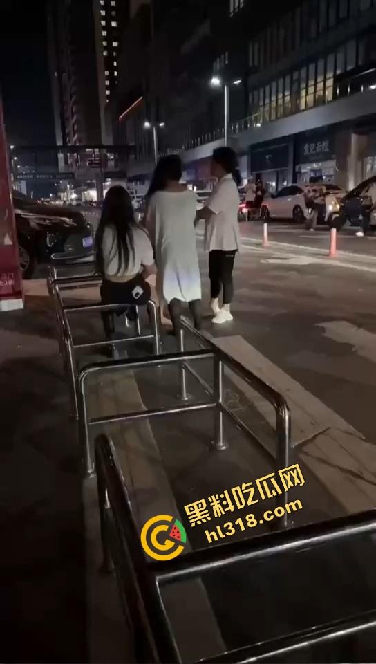 汕头精神小妹当街和妈撕逼,朋友拱火嗨到爆,这种女儿留家干嘛?直接送窑子体验社会!-1