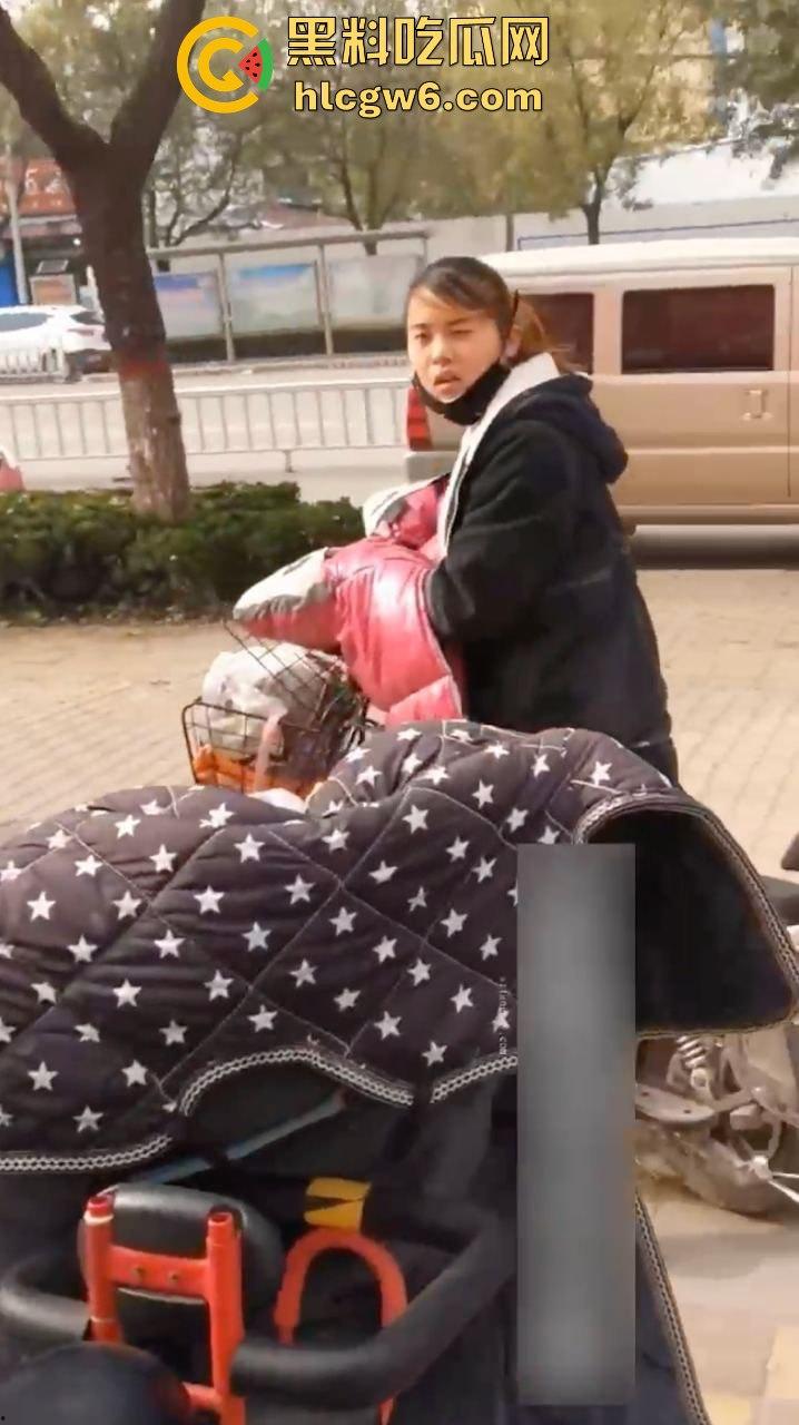 绝世老六骚出天际,躲厕所偷拍少妇方便还嘴贱嘲讽,你的逼黑得像烧焦的锅底,走夜路都能当手电筒了!-10