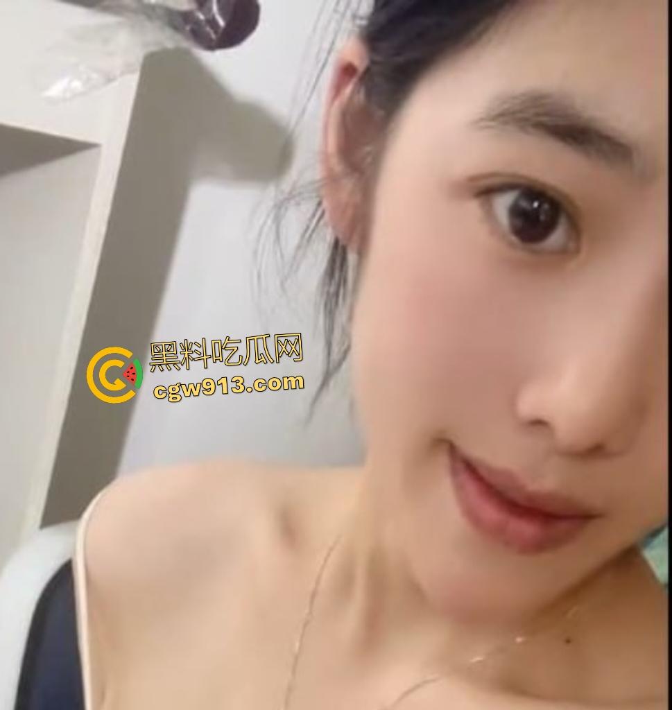 B站【小姨2号】惊艳直播,穿透明情趣内衣咬唇揉奶,骚浪身材秀到屏幕炸裂,估计下播就找金主去了!-3