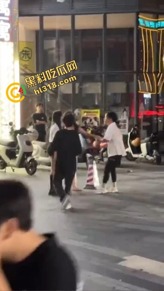 汕头精神小妹当街和妈撕逼,朋友拱火嗨到爆,这种女儿留家干嘛?直接送窑子体验社会!-4