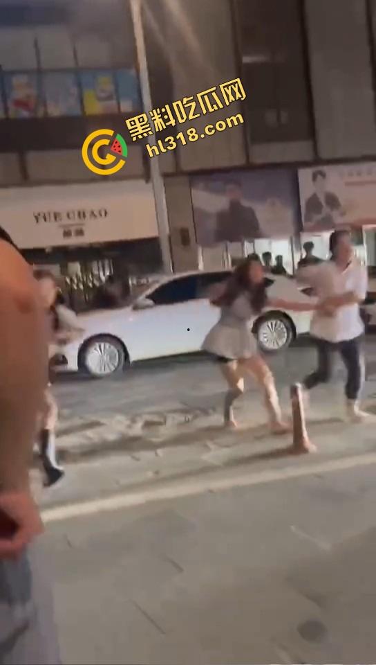 汕头精神小妹当街和妈撕逼,朋友拱火嗨到爆,这种女儿留家干嘛?直接送窑子体验社会!-5