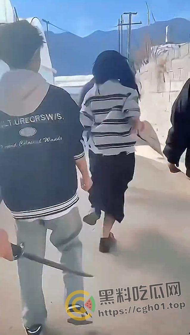 儿子被打 父亲让警察拦着不让回家?四川凉山霸凌事件 愤怒民众包围警察局-3