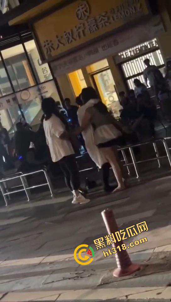 汕头精神小妹当街和妈撕逼,朋友拱火嗨到爆,这种女儿留家干嘛?直接送窑子体验社会!-8