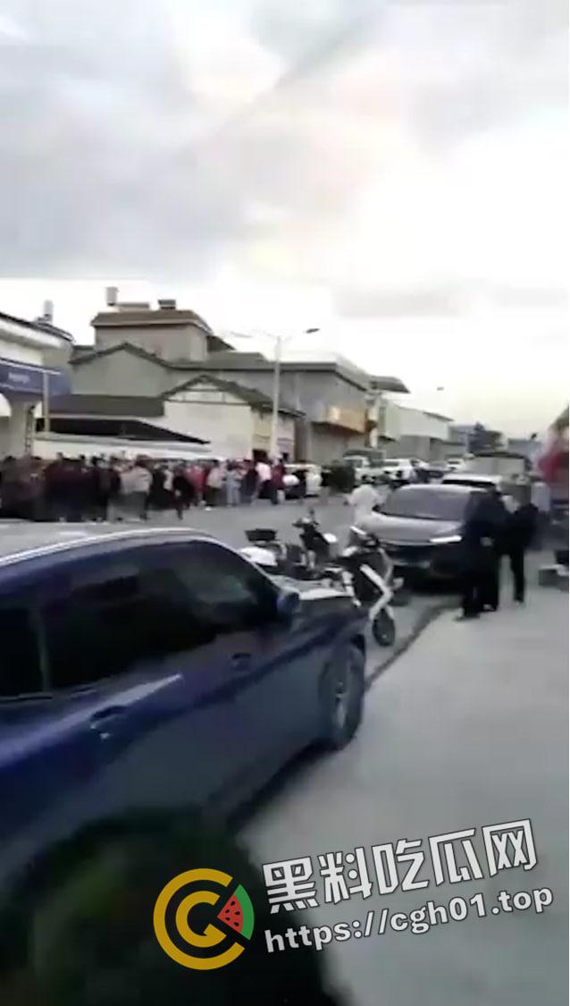 儿子被打 父亲让警察拦着不让回家?四川凉山霸凌事件 愤怒民众包围警察局-6
