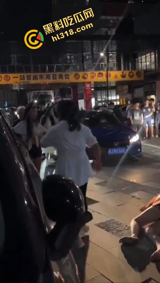 汕头精神小妹当街和妈撕逼,朋友拱火嗨到爆,这种女儿留家干嘛?直接送窑子体验社会!-11