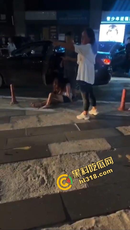 汕头精神小妹当街和妈撕逼,朋友拱火嗨到爆,这种女儿留家干嘛?直接送窑子体验社会!-13