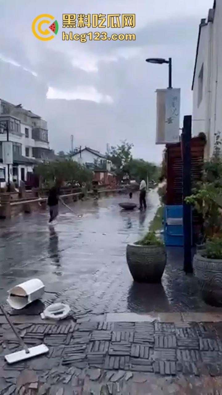 当街放血!姑苏花季学妹小红书约拍六旬老头 因不满出片效果遭对方水果刀伺候 当场昏迷-4