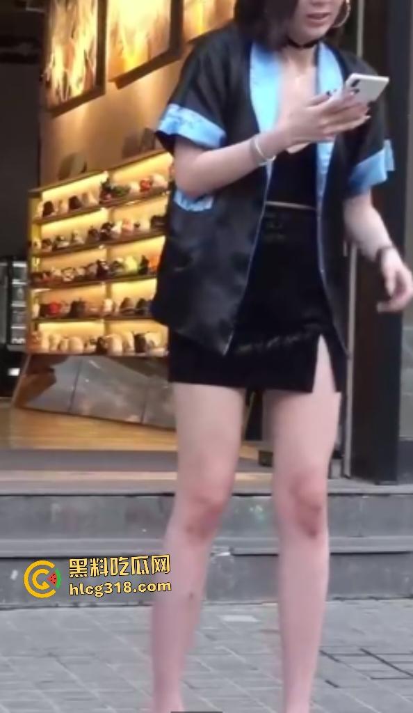 公司女高管【Viva姐】街头蹲下露逼夹跳蛋被偷拍,起身后走路步伐踉跄,应该是被金主遥控加大马力了!-1