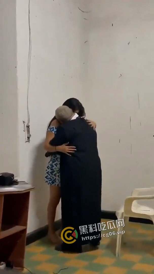 神父不得不说的秘密！神父叫鸡 还使劲闻鸡的内裤和袜子 拉进忏悔室里猛干 被偷拍流出-4