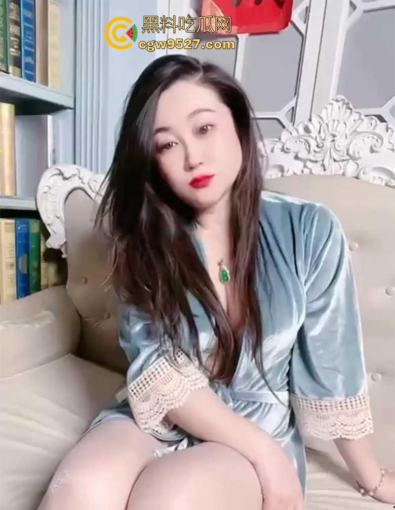 抖音少妇网红【拍姐石尧】自慰福利大曝光!韵味十足啊,纯纯的美艳少妇,拿着假屌猛插自慰,太骚了!-3