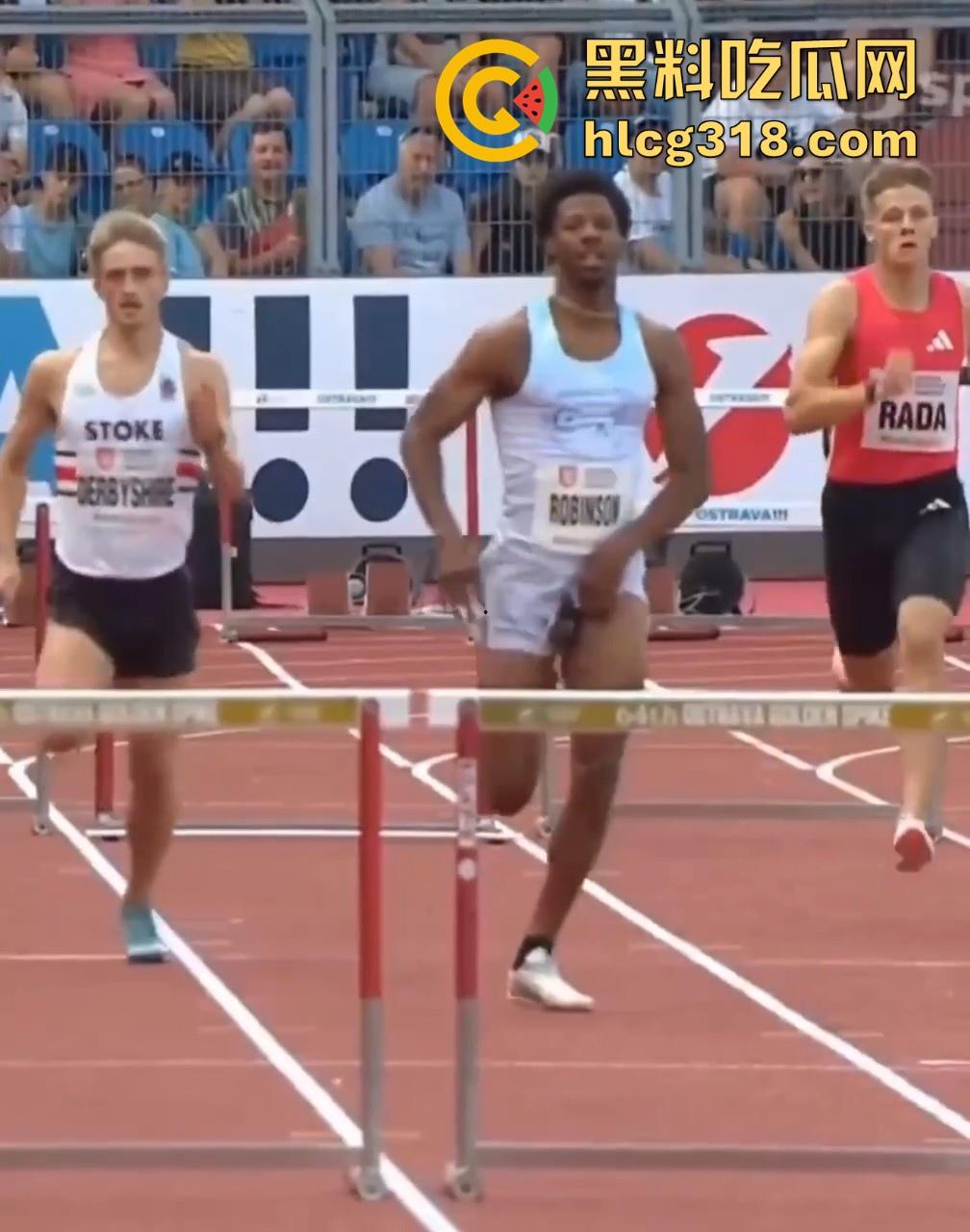 奥斯特拉瓦大奖赛400跨栏决赛惊现走光事故!【克里.罗宾森】牛子从短裤裤管中滑出,摇摇晃晃拿了个冠军!-1
