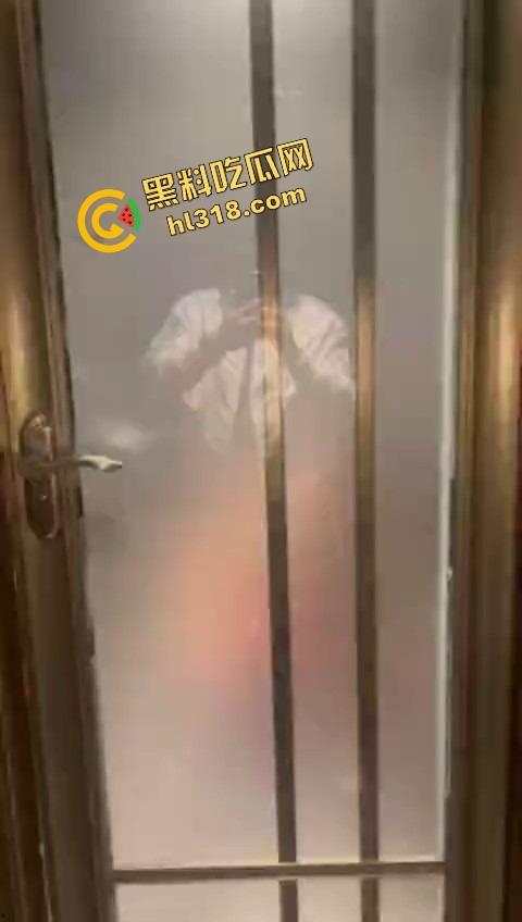 单身狗夜店必修课，喝醉勾搭人妻偷吃人妻鲍鱼，淫男乱女嗨翻全场，极致放荡夜生活曝光！-7