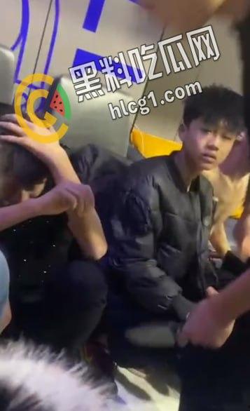 青海西宁 一女孩在酒店里遭多人暴打侮辱 扇耳光割头发 还逼迫女孩脱光全身衣服拍照!-2