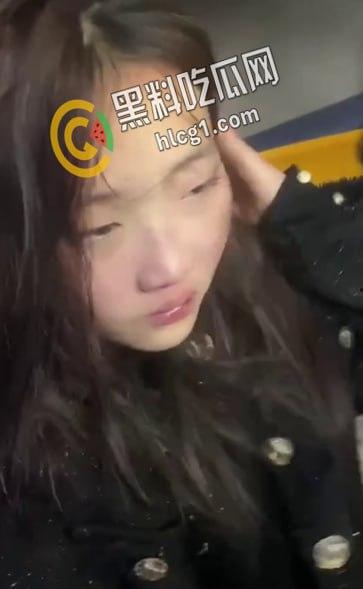 青海西宁 一女孩在酒店里遭多人暴打侮辱 扇耳光割头发 还逼迫女孩脱光全身衣服拍照!-7