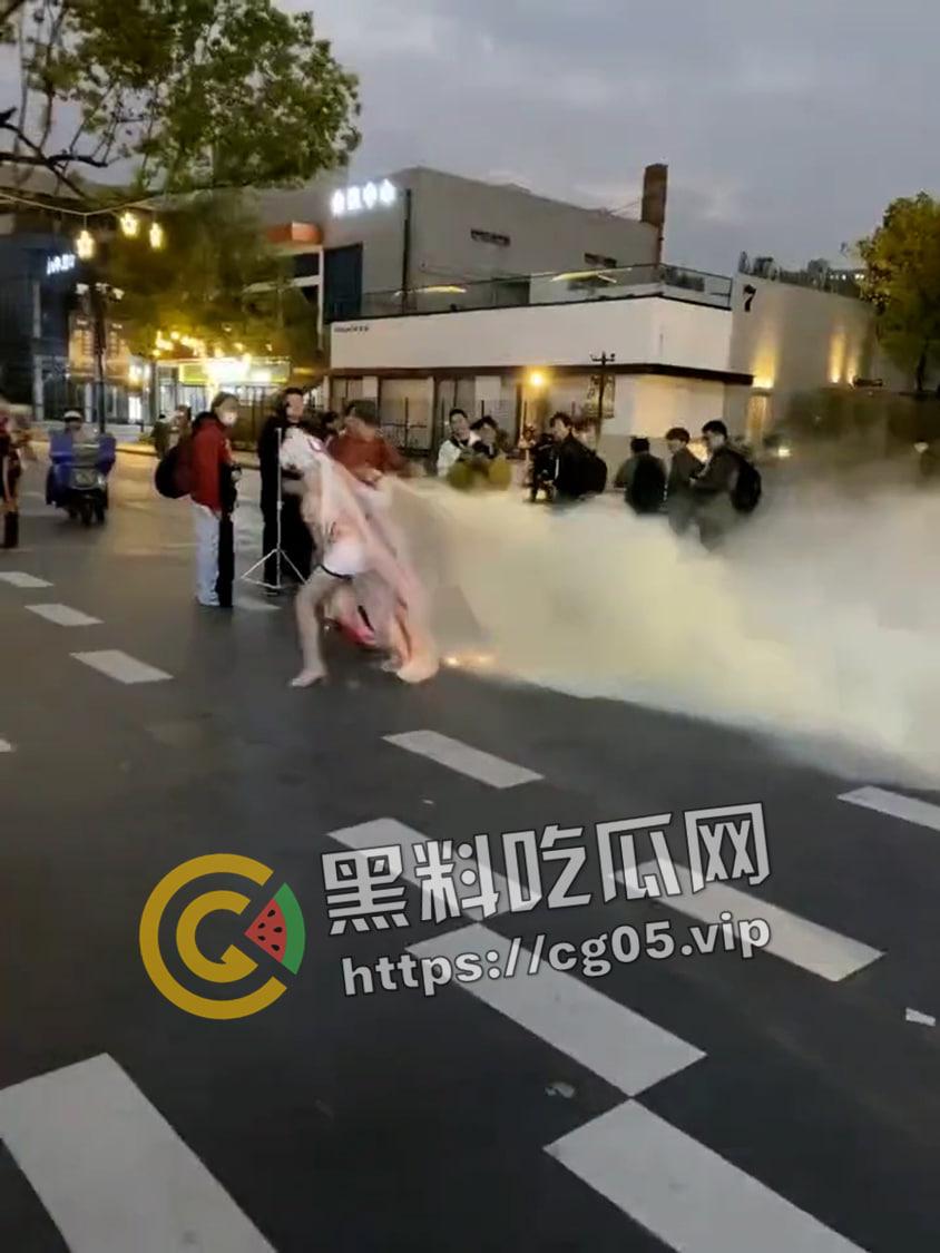 杭州漫展coser燃放仙女棒拍照 被男子拿干粉灭火器怼脸 现场一片恐慌 多视角围观吃瓜-1