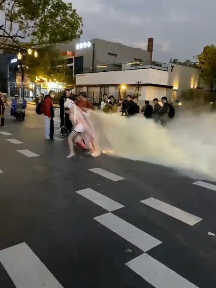 杭州漫展coser燃放仙女棒拍照 被男子拿干粉灭火器怼脸 现场一片恐慌 多视角围观吃瓜-2