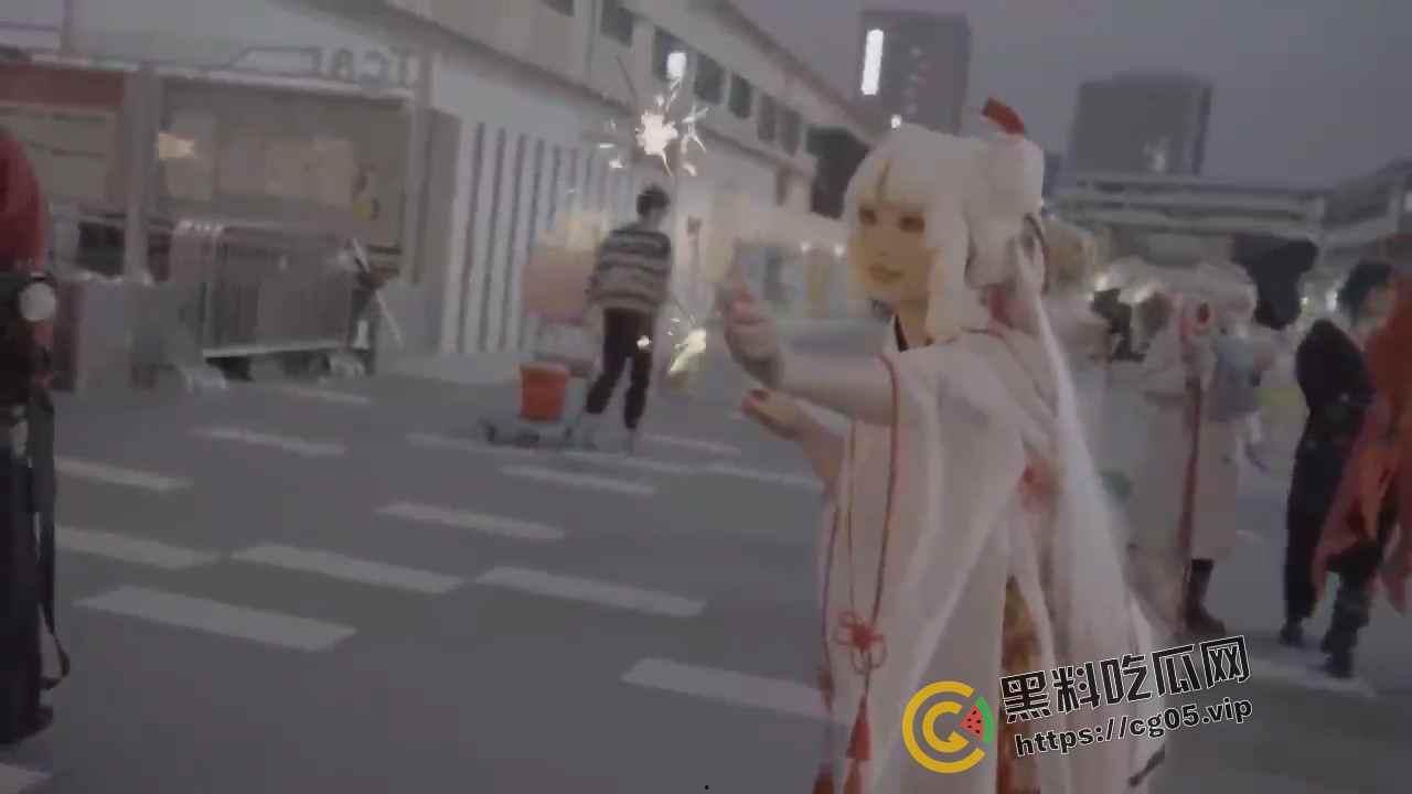 杭州漫展coser燃放仙女棒拍照 被男子拿干粉灭火器怼脸 现场一片恐慌 多视角围观吃瓜-3