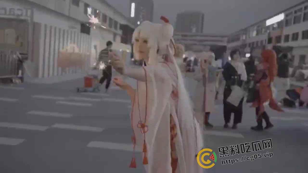 杭州漫展coser燃放仙女棒拍照 被男子拿干粉灭火器怼脸 现场一片恐慌 多视角围观吃瓜-4