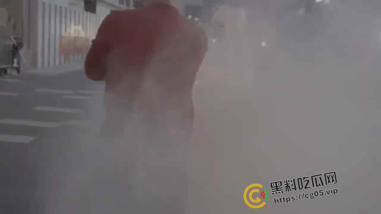 杭州漫展coser燃放仙女棒拍照 被男子拿干粉灭火器怼脸 现场一片恐慌 多视角围观吃瓜-6