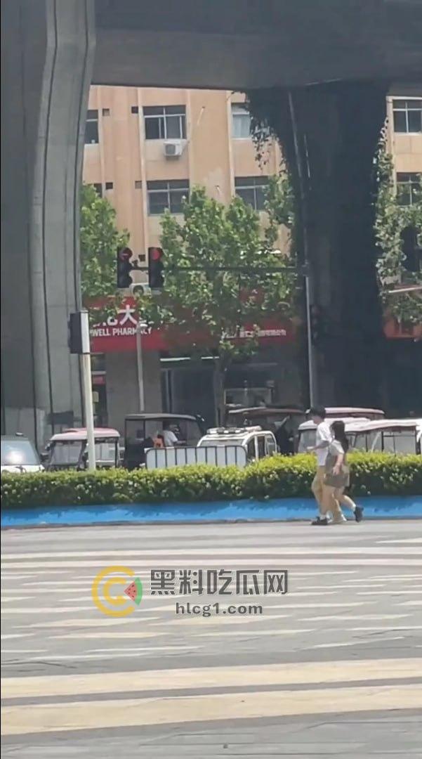 河南商丘街头闹剧!情侣为卖打字机大打出手,帅哥大战女友引围观!-1