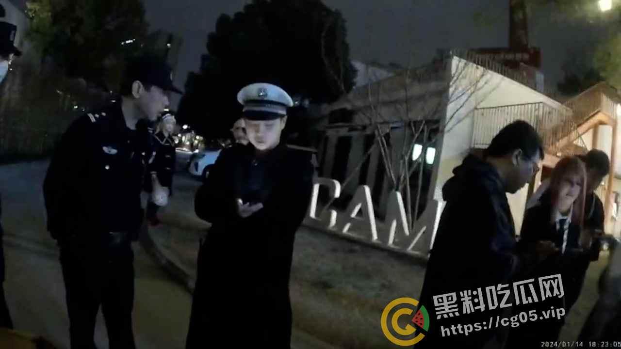 杭州漫展coser燃放仙女棒拍照 被男子拿干粉灭火器怼脸 现场一片恐慌 多视角围观吃瓜-10