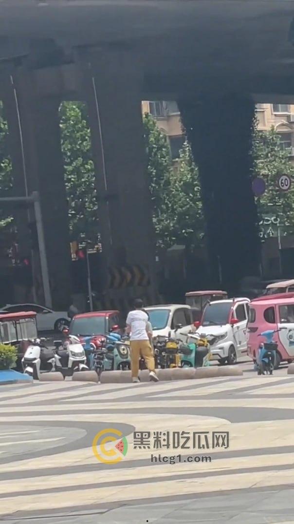 河南商丘街头闹剧!情侣为卖打字机大打出手,帅哥大战女友引围观!-4